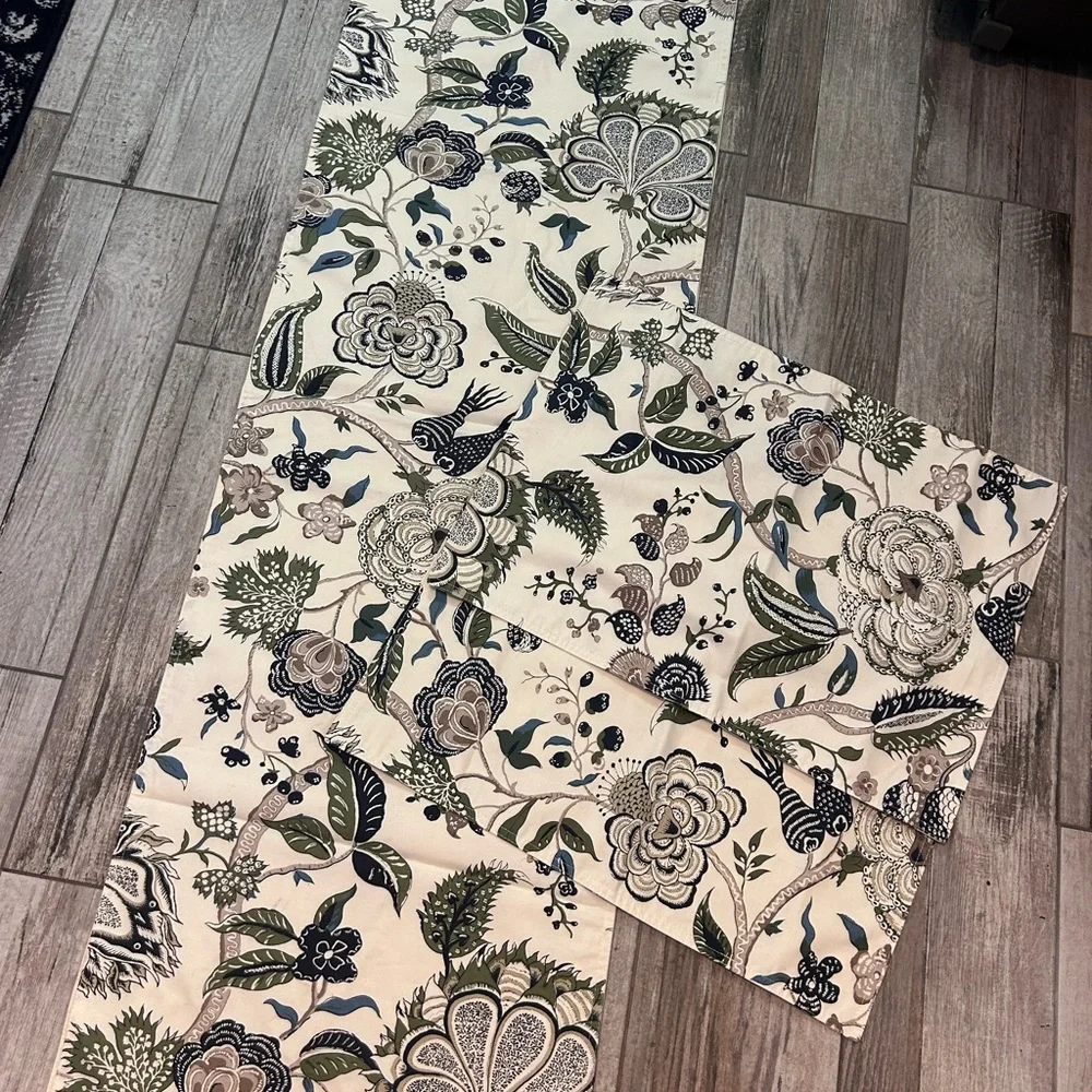 Williams Sonoma Floral (2) Placemat 14.5x20 and Table Runner 16x108